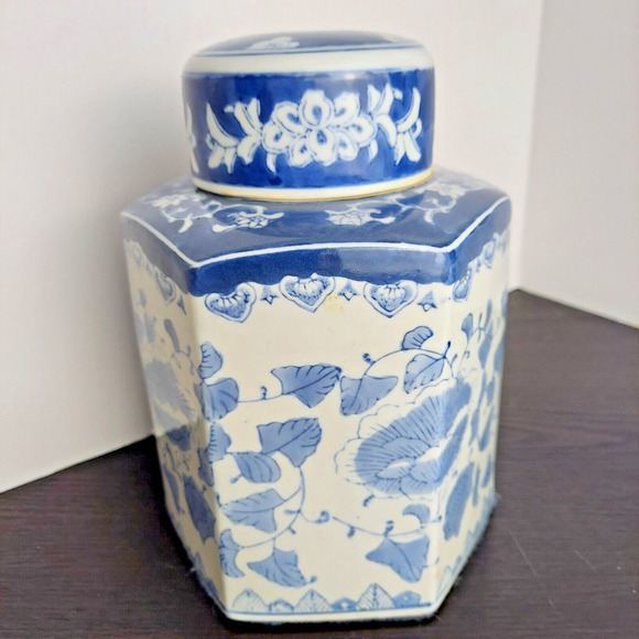 Porcelain Lidded Ginger Jar Vintage Style Blue and White Floral Motif 9" w/Lid - Picture 5 of 15